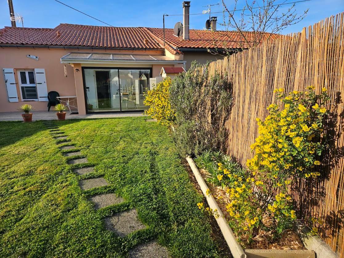 "Les Hirondelles" Villa Jau-Dignac-et-Loirac Exterior photo